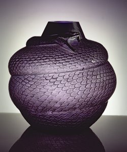 Serpent Vase，1924年（模具吹制的紫色玻璃）